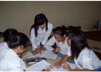 Gambar 1. Peneliti mengawasi siswa yang sedang mengerjakan tugas. 