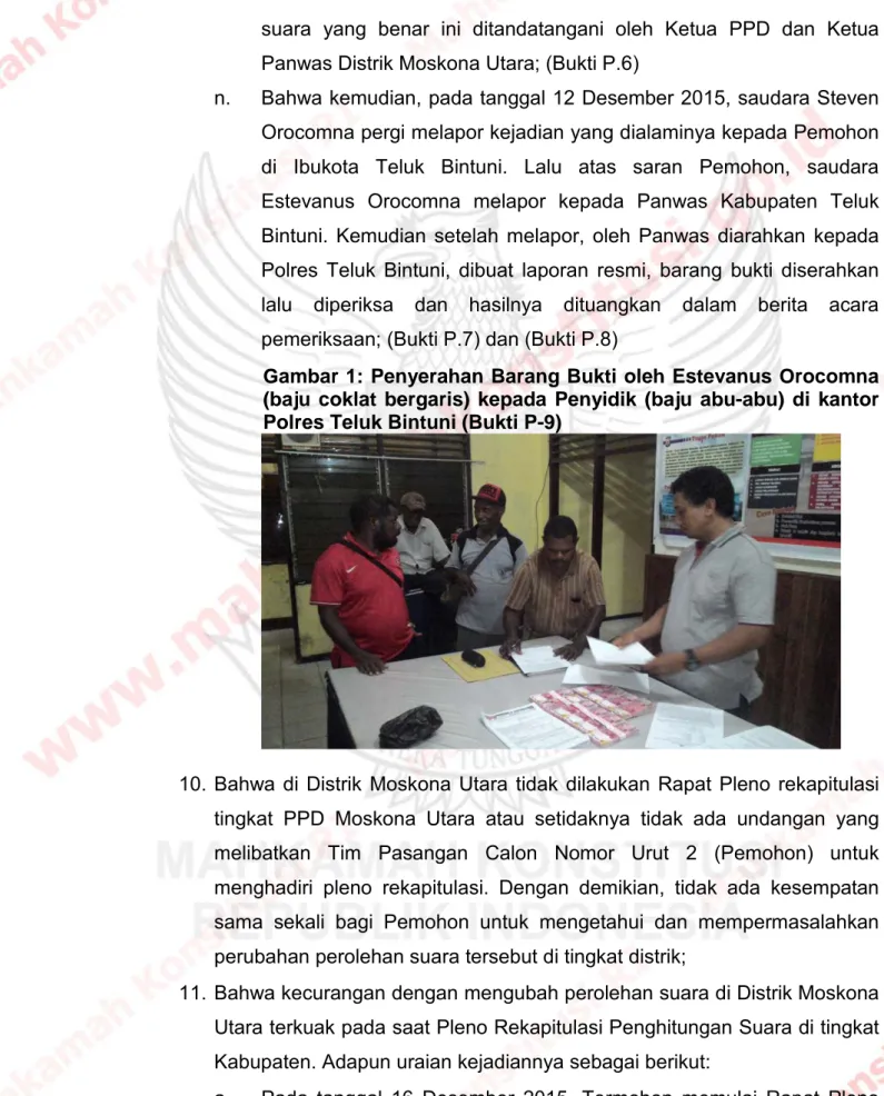 Gambar 1: Penyerahan Barang Bukti oleh Estevanus Orocomna  (baju coklat bergaris) kepada Penyidik (baju abu-abu) di kantor  Polres Teluk Bintuni (Bukti P-9) 