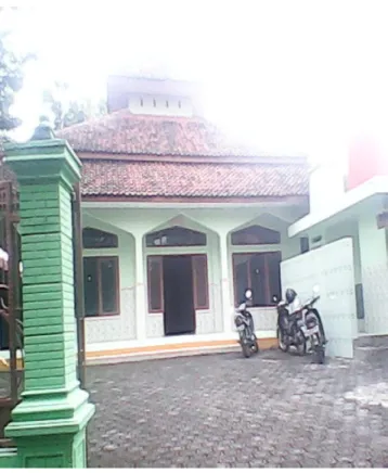 Gambar sholat di masjid Al-Ikhlas                  Gambar tempat wudhu di masjid Al-Ikhlas 