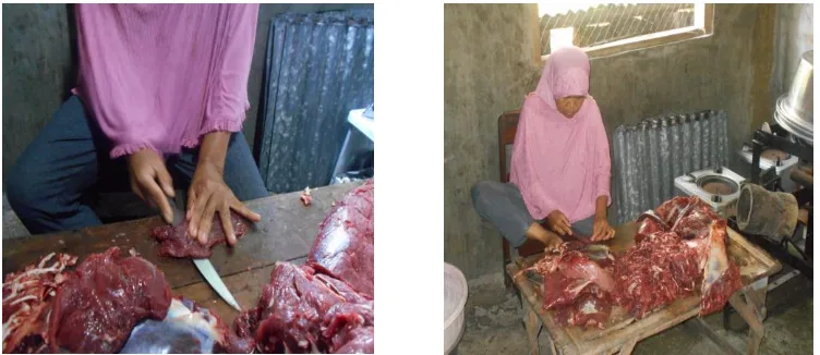 Gambar 2.Pengirisan daging yang dikerjakan secara manual dengan pisau yang membutuhkan waktu 7-8 jam  untuk 30 kg daging sapi (termasuk memisahkan daging dari tulang) dan terkesan kurang higienis 