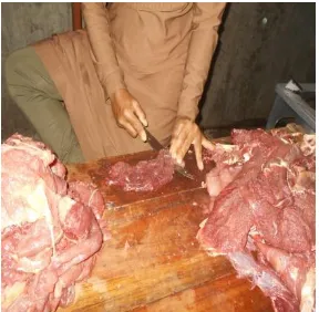 Gambar 4. Sebelum IbM : Pengirisan daging secara manual dengan pisau 