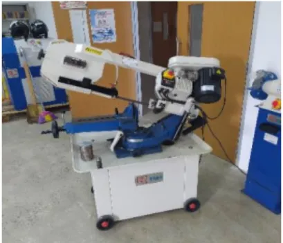 Gambar 3. 3 Band Saw  b.  Mesin bubut  