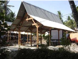 Gambar 5. lokasi seperti pemanfaatan kayu kelapa dan batu alam serta bambu sumber :  – Bangunan rumah Ngibikan yang memanfaatkan material yang ada di DokumenEko Prawoto, 2006