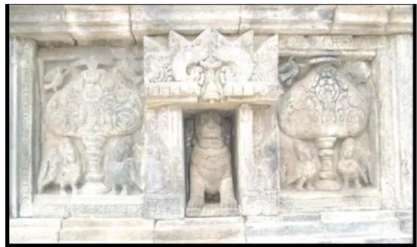 Gambar  1.  Motif  Prambanan.  Di  bagian  tengah  terdapat  relief  singa  dalam  relung  yang  diapit  oleh  ornamen  relief  Kalpataru