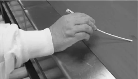 Gambar 4.1  Pengambilan sampel uji sanitasi pada sabuk conveyor dengan metode  oles 
