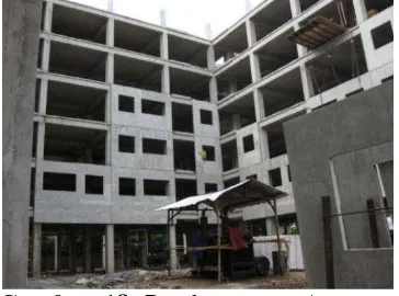 Gambar 18.  Pembangunan Apartemen di Jakarta Menggunakan Panel Dinding Pracetak (Sumber: Nurjannah, 2009) 