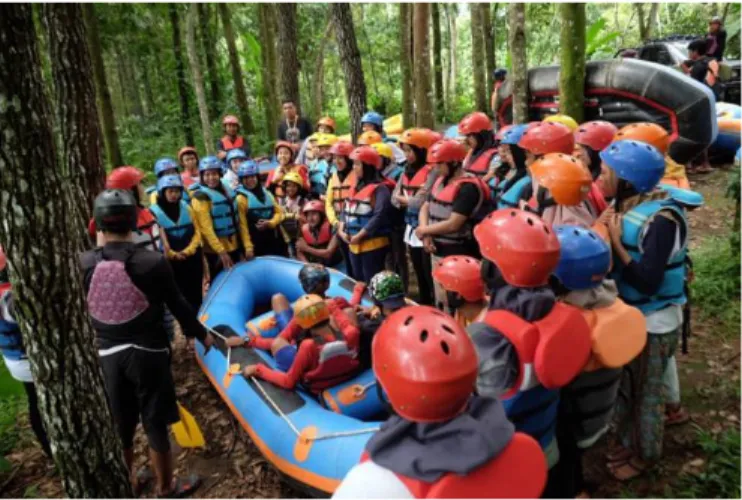 Gambar 3.12. Guide membriefing wisatawan  (Sumber: Facebook BOS Pro Rafting, 2020) 