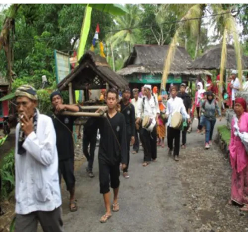 Gambar 2. Upacara Nguyuh  Upacara-upacara  adat  di  Kampung  Kuta  ini  merupakan  kegiatan  rutin  yang  dilakukan  oleh  masyarakat  adat  Kampung  Kuta  dalam  menerapkan  budaya  dan  adat  istiadat  yang  mereka  jalani  dan  mereka  yakini