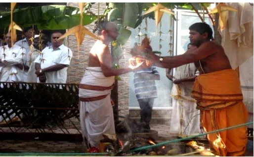 Gambar 3.13  Bhakta yang menerima Kumbam 