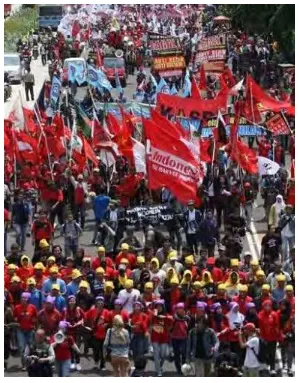 Gambar 2. Salah satu demo- massa di Jakarta (diambil dari kiriman foto facebook gema 77- 78) 
