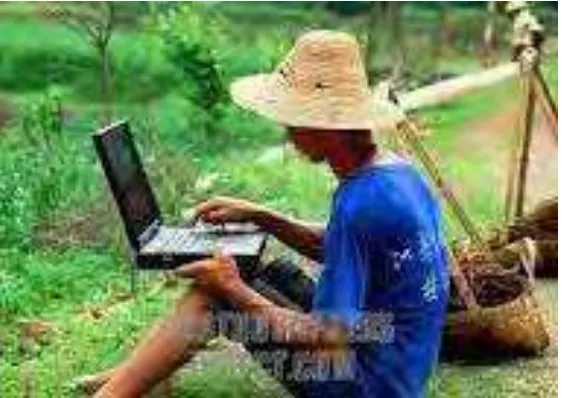 Gambar 5. Seorang petani yang sedang mengakses internet (diambil dari kiriman foto facebook Assan Atjeh) 