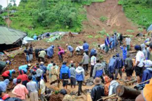 Gambar 3 Longsoran di Karang Anyar (Jawa Tengah) terjadi setelah hujan lebat selama 12  jam (26 Desember 2007) 81 orang meninggal atau hilang tertimbun