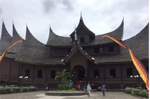 Gambar 1. Bangunan rumah Gadang Istana Pagaruyung Batusangkar yang merupakan bangunan arsitektur vernakuler Sumatra Barat (Sumber: Damayanti, 2018)