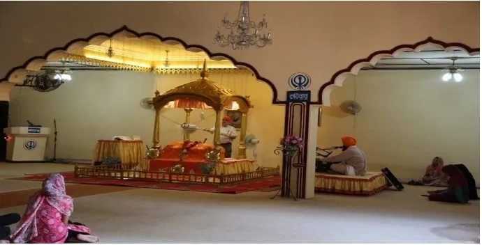 Gambar 2.1 Umat  Sikh menggunakan penutup kepala didalam Gurdwara 
