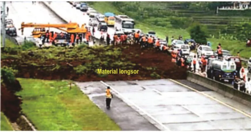 Gambar 1. Material longsor menutupi ruas jalan Tol Purbaleunyi km100  (Sumber : @IRNewscom, 2013)