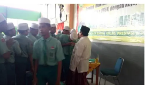 Gambar 4.17 Budaya Salim dan Salam SMP Al Islah Surabaya  pada 18 Jauari 2019 