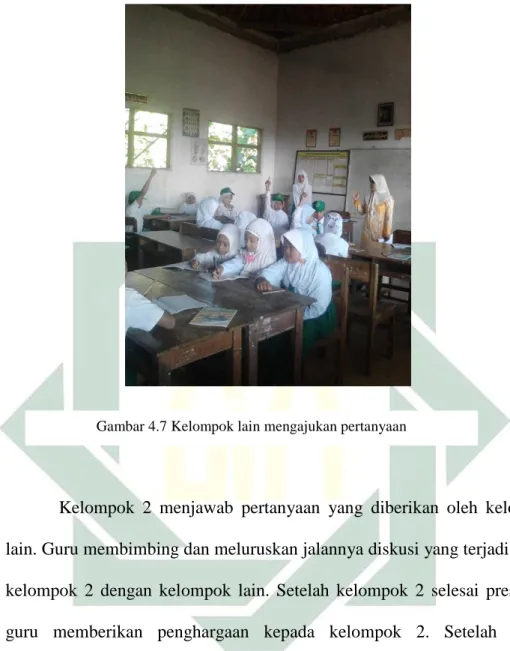 Gambar 4.7 Kelompok lain mengajukan pertanyaan 