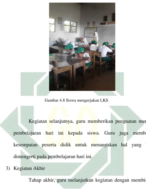 Gambar 4.8 Siswa mengerjakan LKS 