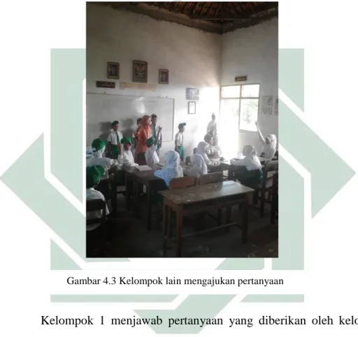 Gambar 4.3 Kelompok lain mengajukan pertanyaan 
