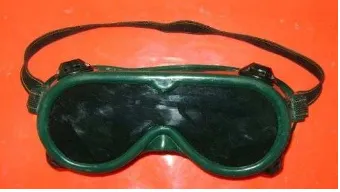 Gambar 4. Kacamata pelindung (Protective Goggles) digunakan pada saat melakukan pengecoran logam 