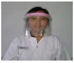 Gambar 10. Pemakaian pelindung muka (face shields) yang digunakan pada saat polishing akrilik  