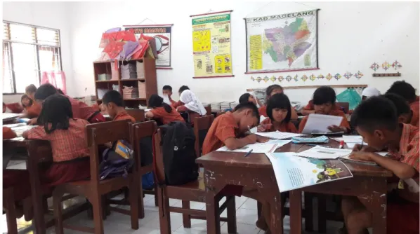 Gambar 16. Siswa Berdiskusi untuk Menjawab Lembar Kerja Kelompok dengan  Bimbingan Guru 