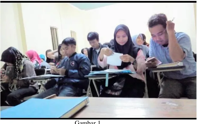 Gambar 1. Mahasiswa(i) memanfaatkan media TIK yaitu handphone dan laptop untuk mengerjakan tugas yang 