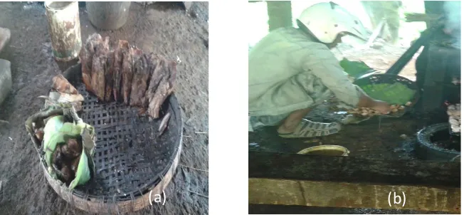 Gambar 2. Pembungkus ikan asap, a) UKM Asri Ikan Asap dan, b) dan UKM Panggang Ikan di desa Dermolo (Dokumentasi lapangan, 2016) 