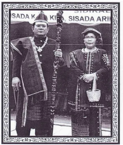 Gambar: Pakaian adat Pakpak yang sudah dipengaruhi oleh budaya Batak Toba, karena sebelum kedatangan orang Batak Toba suku Pakpak tidak mengenal ulos karena tidak ada tenun
