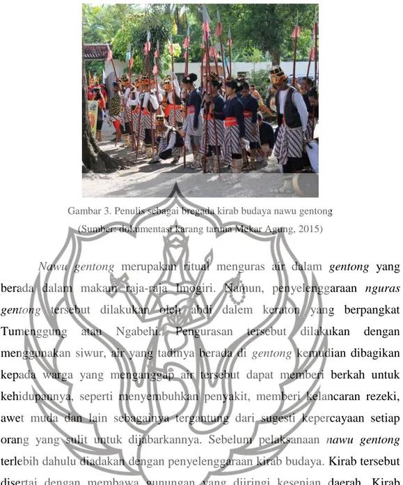 Gambar 3. Penulis sebagai bregada kirab budaya nawu gentong  (Sumber: dokumentasi karang taruna Mekar Agung, 2015) 