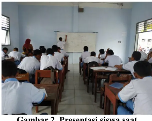 Gambar 2. Presentasi siswa saat  menggunakan model pembelajaran TPS.  Sedangkan pada pembelajaran konvensional,  selama proses belajar mengajar siswa terlihat  pasif