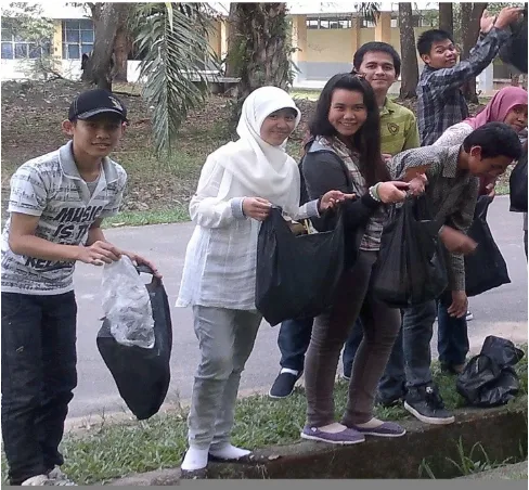 Gambar  14:  Mahasiswa  memisahkan  sampah  yang