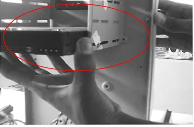 Gambar 2 - 37 Pemasangan sekrup penahan harddisk 