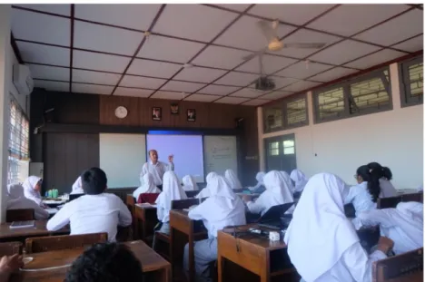 Gambar  6.  Penjelasan  Guru  Tentang  Materi  Pelajaran  Trigatra  Dalam  Wawasan Nusantara Di Kelas X  