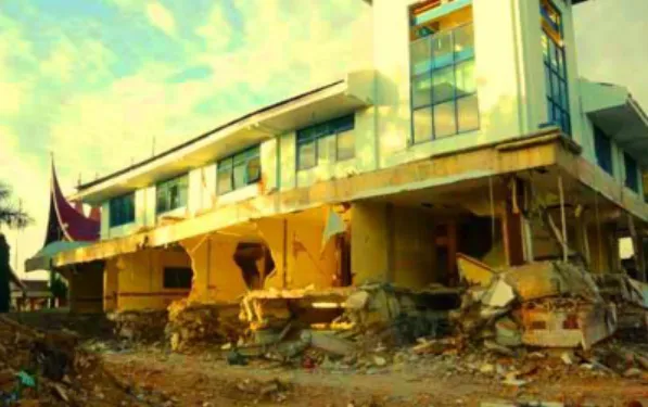 Gambar  1.  Soft Storey gedung (Gempa  Padang, 2009) 