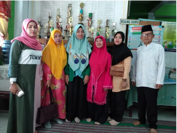 Gambar 6: Foto Bersama Guru-Guru SMP Swasta Islam Azizi Medan 