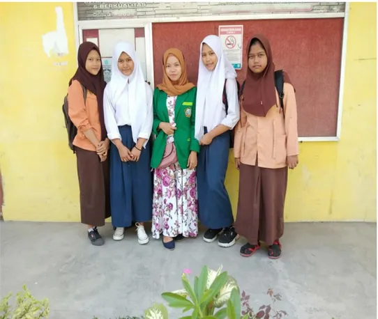 Gambar 5: Foto  bersama Ka.  Sekolah  memberi  bingkisan untuk  SMP Swasta  Islam Azizi  Medan 