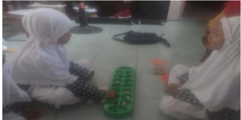 Gambar 1. Anak Sedang Bermain Congklak 