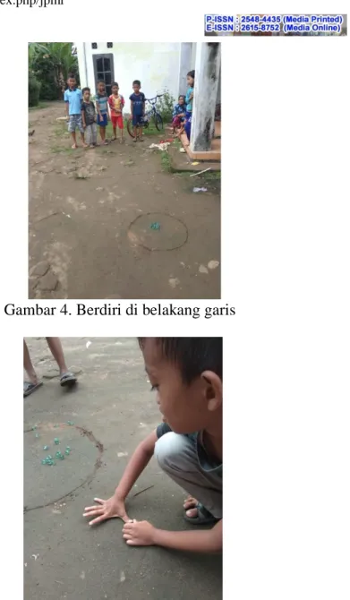 Gambar 4. Berdiri di belakang garis 