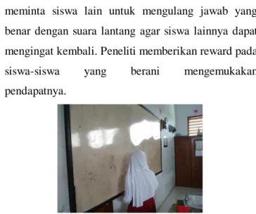 Gambar 4.4 Siswa sedang memecahkan masalah  berkaitan dengan penjumlahan pecahan yang telah 