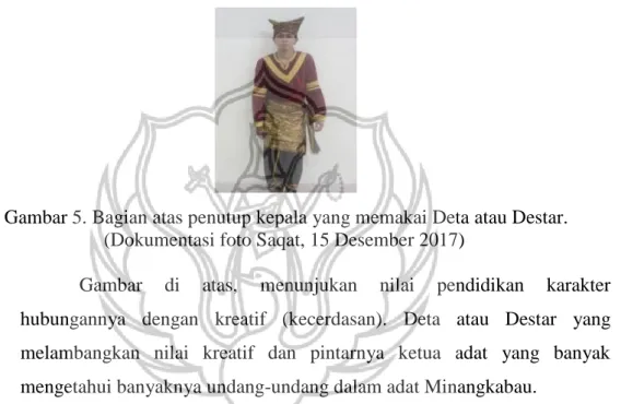 Gambar 5. Bagian atas penutup kepala yang memakai Deta atau Destar.        (Dokumentasi foto Saqat, 15 Desember 2017) 