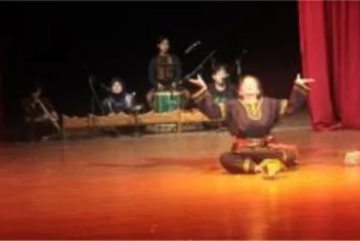 Gambar 1. Adegan tokoh dukun melakukan ritual adat sebagai pembuka cerita.  (Dokumentasi foto Saqat, 15 Desember 2017) 