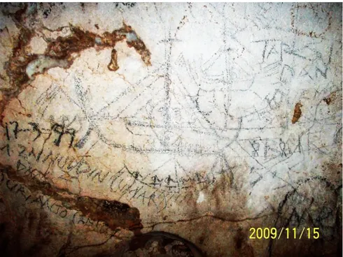 Foto 1. Gambar tiga buah perahu yang dipenuhi dengan “vandalisme” di Gua Mardua.  Gambar perahu yang paling bawah dengan motif beberapa orang di atasnya merupakan  gambar perahu austronesia