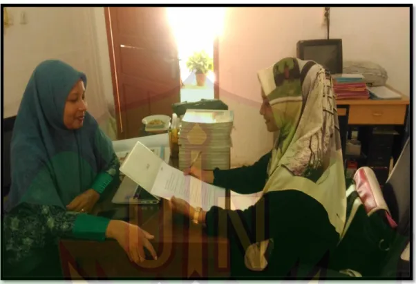 Gambar  di  atas  adalah  gambar  peneliti  sedang  mewawancarai  seorang  Guru PAI di SMAN 5 Banda Aceh ibu Marlina S.A g, Rabu 17 Oktober 2018