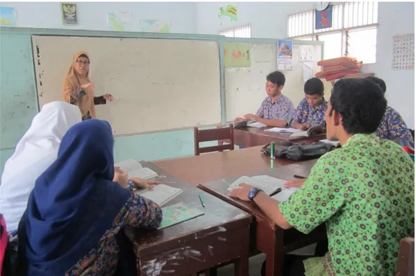 Gambar  3.  Metode  Ceramah  (Guru  agama  Islam  menjelaskan  materi  pembelajaran di depan kelas kepada siswa-siswri tunarungu)