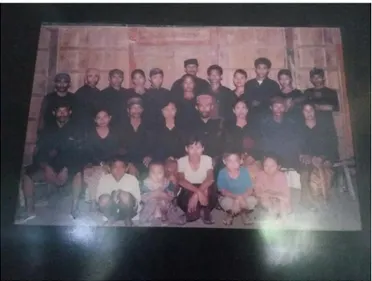 Foto  Keluarga  Besar  Samin  (mengenakan  pakaian  adat  Samin) 