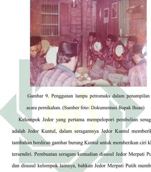 Gambar  9.  Penggunan  lampu  petromaks  dalam  penampilan  acara pernikahan. (Sumber foto: Dokumentasi Bapak Ihsan)  Kelompok  Jedor  yang  pertama  mempelopori  pembelian  seragam  adalah  Jedor  Kuntul,  dalam  seragamnya  Jedor  Kuntul  memberikan  tam