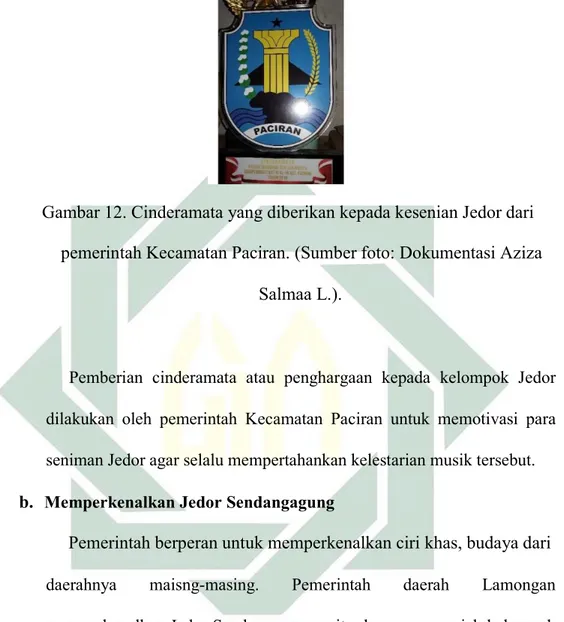 Gambar 12. Cinderamata yang diberikan kepada kesenian Jedor dari  pemerintah Kecamatan Paciran