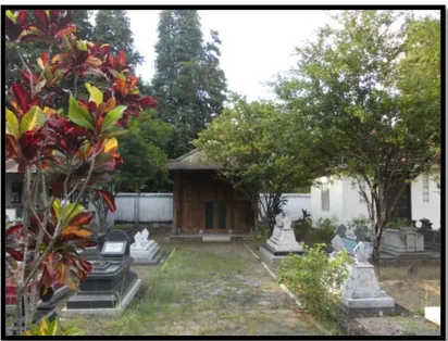 Foto 6. Kompleks Pemakaman Cepaka Sari,   Cungkup Sebelah Kanan: Makam Ki Ageng Suryomentaram 