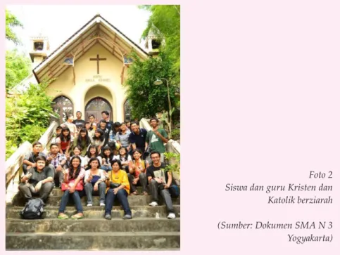 Foto 2  Siswa dan guru Kristen dan  Katolik berziarah (Sumber: Dokumen SMA N 3 
